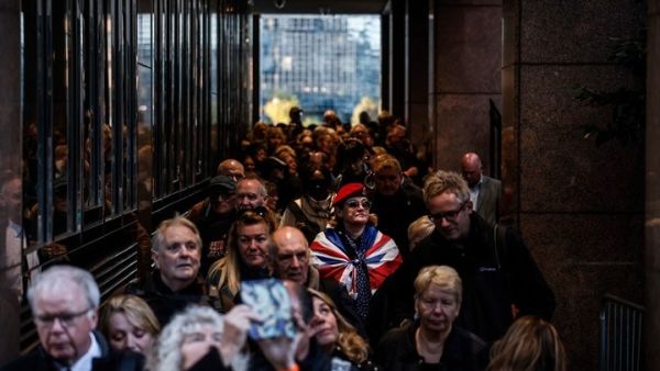 Λονδίνο: Πολίτες κατασκηνώνουν κατά μήκος του Τάμεση ενόψει της κηδείας της βασίλισσας Ελισάβετ
