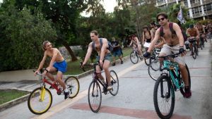 Θεσσαλονίκη: Σήμερα η 16η Διεθνής Γυμνή Ποδηλατοδρομία