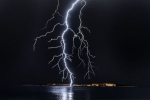 Άστατος ο καιρός για αύριο Παρασκευή με αυξημένες νεφώσεις και βροχές, που πιθανόν μέχρι το απόγευμα να είναι ισχυρές