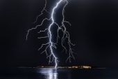 Άστατος ο καιρός για αύριο Παρασκευή με αυξημένες νεφώσεις και βροχές, που πιθανόν μέχρι το απόγευμα να είναι ισχυρές