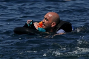 Οι συγκλονιστικές εικόνες του Reuters από τους πρόσφυγες στη Λέσβο