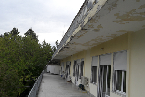 Και οι σοβάδες επιμένουν να πέφτουν