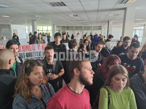 ΑΠΘ: Στο γραφείο του Πρύτανη οι φοιτητές για την κάρτα σίτισης και τις απολύσεις (ΦΩΤΟ και ΒΙΝΤΕΟ)