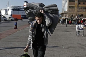 Πάνω από 1.000 πρόσφυγες φτάνουν στο λιμάνι του Πειραιά