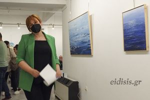 Στο υπέροχο γαλάζιο της «Θαλασσογραφίας» της Ζωής Τζήμητρα