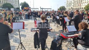 Θεσσαλονίκη: «Πλημμύρισε» από νότες το κέντρο της πόλης (pics &amp; vid)