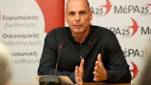 Οργή Βαρουφάκη για μπλούζα στο Amazon που τον δείχνει να κάνει χειρονομία κατά Γερμανίας (pic)