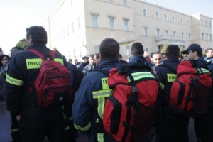 Συγκέντρωση των συμβασιούχων πυροσβεστών στο Σύνταγμα
