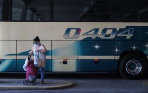 Απίστευτο: Γυναίκα μαχαίρωσε τον διπλανό της σε λεωφορείο ΚΤΕΛ (Video)