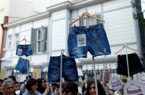 Πρόστιμο σε τηλεοπτικό κανάλι για... κορίτσια με σορτς