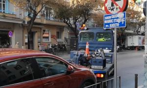 Θεσσαλονίκη: Άδειασε την Τσιμισκή η τροχαία – Ήρθε γερανός και σήκωσε δύο διπλοπαρκαρισμένα αμάξια