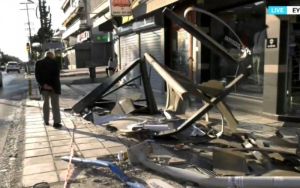 Θεσσαλονίκη: 24χρονη ισοπέδωσε στάση λεωφορείου με το αυτοκίνητο στον Εύοσμο