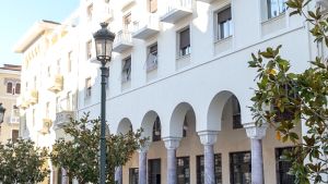 Διαμαρτυρία υπαλλήλων ΕΦΚΑ στην πλατεία Αριστοτέλους για την ασφάλεια τους