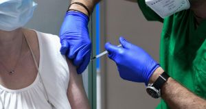 ΗΠΑ: Υποχρεωτική η αναμνηστική δόση για τους υγειονομικούς στην Καλιφόρνια