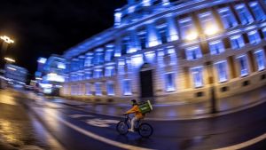 Ισπανία: Μισθωτοί οι διανομείς φαγητού