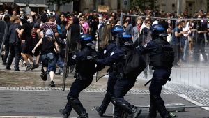Γαλλία: Σημαντική κινητοποίηση κατά της λιτότητας με απεργίες και διαδηλώσεις