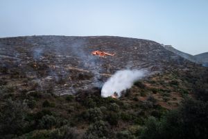 ΕΚΤΑΚΤΟ – Χίος: Μεγάλη πυρκαγιά στην Κατάβαση – Εκκενώθηκε το χωριό