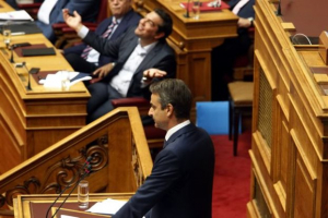 «Μονομαχία» Τσίπρα - Μητσοτάκη στη Βουλή για τη βία και την οικονομία (Live)
