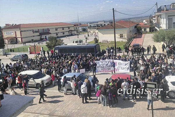 Πορείες μαθητών σε Πολύκαστρο και Αξιούπολη για το δυστύχημα στα Τέμπη