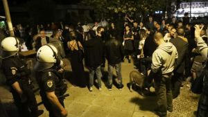 Ένταση στην Αγία Παρασκευή: Μεγάλη ομάδα ατόμων αρνούνται να φύγουν από την πλατεία