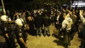 Ένταση στην Αγία Παρασκευή: Μεγάλη ομάδα ατόμων αρνούνται να φύγουν από την πλατεία