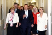 Αυστραλία: Επέζησε πολιτικά ο πρωθυπουργός Τόνι Αμποτ