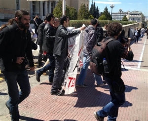 Εισβολή αντιεξουσιαστών στο προαύλιο της Βουλής