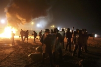 Καλαί: Εν μέσω δακρυγόνων ξεκίνησε η απομάκρυνση προσφύγων