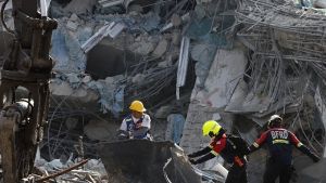 Επιχειρήσεις διάσωσης σε κατεστραμμένο λύκειο της Μανταλάι: Τουλάχιστον επτά άτομα αγνοούνται