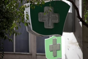 Υπουργείο Υγείας: Άδειες φαρμακείων μόνο σε φαρμακοποιούς