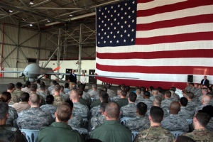 Ο υπουργός Άμυνας των ΗΠΑ στην αεροπορική βάση του Ιντσιρλίκ