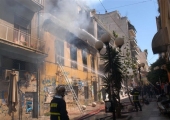 Υπό έλεγχο η φωτιά σε εγκαταλελειμμένο κτίριο στο κέντρο της Αθήνας