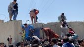 Αφγανιστάν: Απελπισία καθώς προσπαθούν να εγκαταλείψουν την Καμπούλ (video)