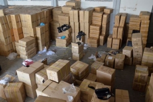 Πάνω από 30.000 κούτες με προϊόντα - μαϊμού στον Πειραιά