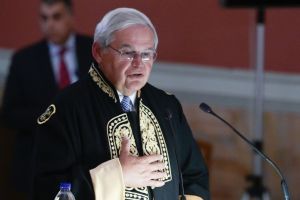 Την Τετάρτη στο δικαστήριο ο Μενέντεζ – Ράβδους χρυσού, μετρητά και ένα πολυτελές αυτοκίνητο έλαβε ως «δώρα»