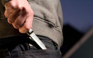 Γαλλία: Άνδρας επιτίθεται με μαχαίρι – Η στιγμή της σύλληψης (vid)