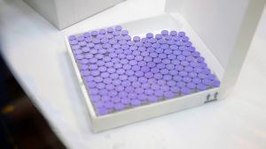 Η Pfizer διαβεβαιώνει πως θα παραδώσει στις ΗΠΑ 10% περισσότερες δόσεις του εμβολίου της