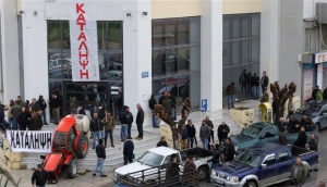 Κατάληψη στα γραφεία του ΟΓΑ από μέλη του ΠΑΜΕ