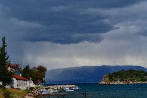 Συνεχίζονται οι βροχές, πέφτει η θερμοκρασία