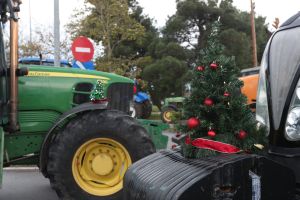 «Φλέγεται» η Θεσσαλονίκη: Αγρότες σχεδιάζουν μπλόκα σε αεροδρόμιο, λιμάνι και Λευκό Πύργο