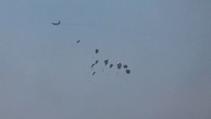 Η Ισπανία ρίχνει 12 τόνους τροφίμων στη Λωρίδα της Γάζας για την ανθρωπιστική κρίση