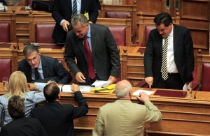 Υψιστη πολιτική μάχη για τη δικομματική κυβέρνηση η τριήμερη συζήτηση για τη ψήφο εμπιστοσύνης