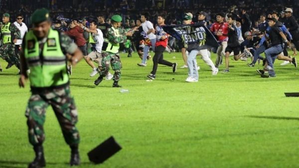 Ινδονησία: Ανέβηκαν στους 131 οι νεκροί της τραγωδίας στο ποδοσφαιρικό αγώνα