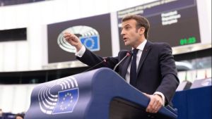 Μακρόν: «Πρέπει να είμαστε ανεξάρτητοι σε αυτό το βίαιο κόσμο»