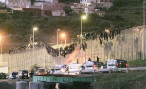 Εκατοντάδες μετανάστες επιχείρησαν να καταλάβουν νταλίκες στο λιμάνι του Καλέ