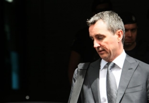 Κόβουν - ράβουν για να περιορίσουν την οργή