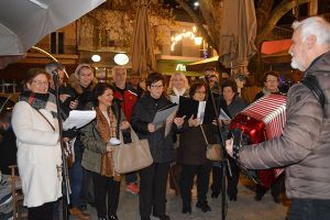 Η Μικτή Χορωδία των Παιόνων Γουμένισσας στο άναμμα του χριστουγεννιάτικου δέντρου