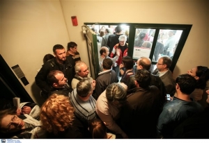 Ουρές στα υποκαταστήματα του ΟΑΕΕ για τη ρύθμιση χρεών
