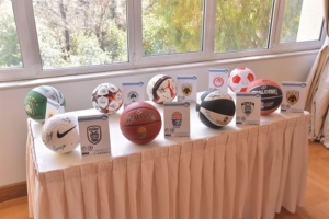 Μια υπογραφή σε μπάλα, πολλά χαμόγελα για τα παιδιά που τα έχουν ανάγκη