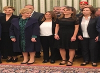 Χαμόγελα, αγκαλιές και μπηχτές στην ορκωμοσία